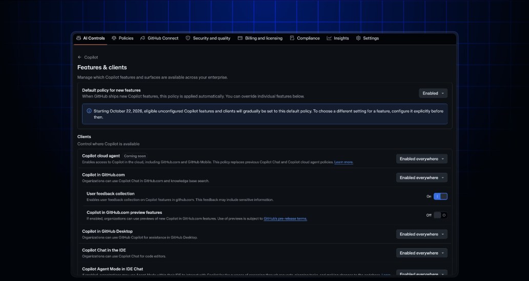 Enterprise／OrganizationのCopilot設定画面の例。「Default policy for new features」がEnabledに設定され、10月22日以降の段階適用を知らせるバナーが表示されている